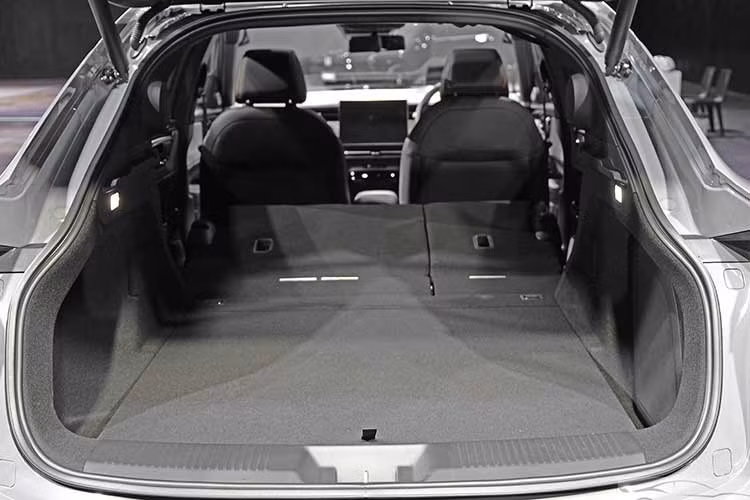 Mẫu SUV điện này đi kèm bảo hành xe 3 năm hoặc 100.000 km, kèm gói Ultimate Care thêm 2 năm, nâng tổng thời gian bảo hành lên 5 năm hoặc 140.000 km. Mô-tơ và hệ thống truyền động được bảo hành 5 năm không giới hạn quãng đường, trong khi bộ pin được bảo hành 8 năm hoặc 160.000 km.