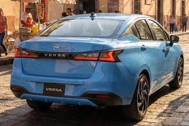 Tại Mexico, Nissan Almera 2026 có giá từ 382.900 peso (khoảng 581,2 triệu đồng) cho bản Sense số sàn và lên tới 470.900 peso (khoảng 702,5 triệu đồng) cho bản Exclusive CVT cao cấp nhất. So với trước đây, giá khởi điểm đã tăng khoảng 1.700 USD (gần 45 triệu đồng).