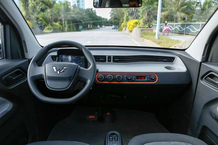 Về thiết kế, Wuling Mini EV chạy điện có kích thước dài x rộng x cao lần lượt 2.921 x 1.499 x 1.626 mm, chiều dài cơ sở đạt 1.941 mm, tất cả các thông số đều nhỏ hơn rất nhiều so với các mẫu xe hạng A đang bán tại Việt Nam.