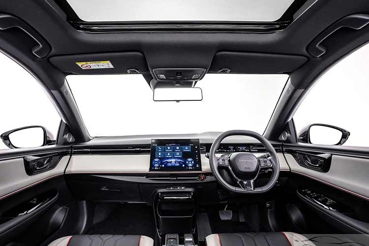 Khoang cabin của Honda e:N2 sử dụng tông màu xám – đen kết hợp điểm nhấn màu cam. Xe được trang bị nhiều tiện nghi như vô-lăng đa chức năng, các chế độ lái ECON, NORMAL, SPORT và SNOW, phanh tay điện tử, đèn nội thất Ambient Light 10 màu và hệ thống lọc không khí Plasmacluster.