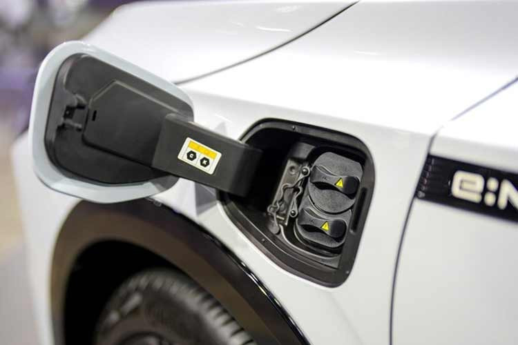 Về khả năng sạc, Honda e:N2 hỗ trợ cổng Type 2 / CCS Combo, với sạc AC tối đa 6,6 kW và sạc nhanh DC tối đa 78 kW. Theo công bố của hãng, xe có thể sạc từ 30–80% trong khoảng 40 phút khi sử dụng sạc nhanh DC.