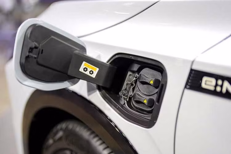 Về khả năng sạc, Honda e:N2 hỗ trợ cổng Type 2 / CCS Combo, với sạc AC tối đa 6,6 kW và sạc nhanh DC tối đa 78 kW. Theo công bố của hãng, xe có thể sạc từ 30–80% trong khoảng 40 phút khi sử dụng sạc nhanh DC.