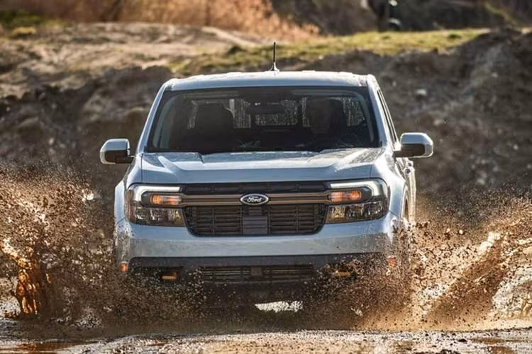 Ford Maverick (2023-2025) ﻿ Dù Ford F-150 thường thu hút phần lớn sự chú ý của khách hàng Mỹ nhưng chính mẫu Ford Maverick cỡ nhỏ với kết cấu khung gầm liền khối mới là cái tên góp mặt trong danh sách này. Tuy sở hữu kích thước khiêm tốn và nền tảng khung gầm chia sẻ với Escape, mẫu xe bán tải nhỏ nhất của Ford vẫn có khả năng kéo tải tối đa 1.815 kg.