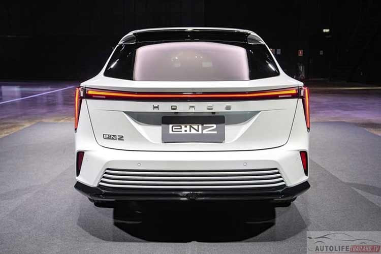 Ngoài ra, khách hàng mua xe Honda e:N2 còn được tặng bộ sạc tại nhà kèm lắp đặt, bộ sạc di động và bảo hiểm thân xe 1 năm. Đặc biệt, 100 khách hàng đặt cọc đầu tiên sẽ được tặng xe scooter điện Honda Motocompacto.