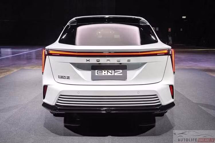 Ngoài ra, khách hàng mua xe Honda e:N2 còn được tặng bộ sạc tại nhà kèm lắp đặt, bộ sạc di động và bảo hiểm thân xe 1 năm. Đặc biệt, 100 khách hàng đặt cọc đầu tiên sẽ được tặng xe scooter điện Honda Motocompacto.