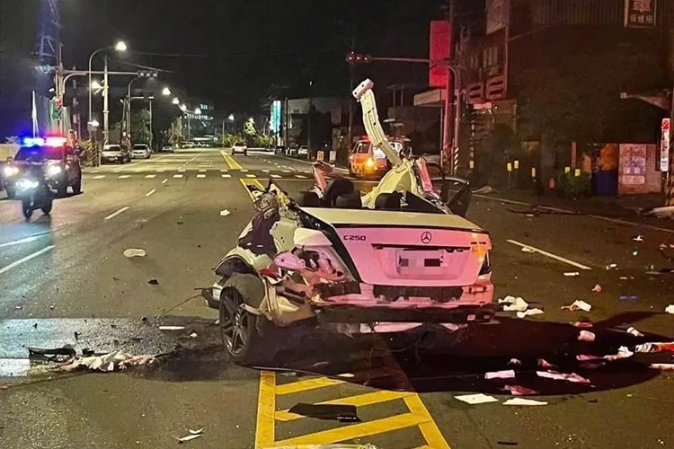 Theo thông tin ban đầu, vào thời điểm trên, một thanh niên họ Lý (27 tuổi) đã điều khiển chiếc xe sang mang thương hiệu Mercedes-Benz C-Class, đang lưu thông trên đường Trung Sơn Đông với tốc độ cao theo hướng về Vĩnh An. Khi đến địa điểm trên, do mất lái nên thanh niên này đã tông thẳng vào một căn nhà ven đường.