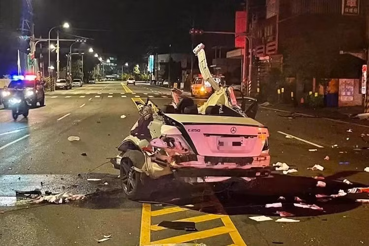 Theo thông tin ban đầu, vào thời điểm trên, một thanh niên họ Lý (27 tuổi) đã điều khiển chiếc xe sang mang thương hiệu Mercedes-Benz C-Class, đang lưu thông trên đường Trung Sơn Đông với tốc độ cao theo hướng về Vĩnh An. Khi đến địa điểm trên, do mất lái nên thanh niên này đã tông thẳng vào một căn nhà ven đường.