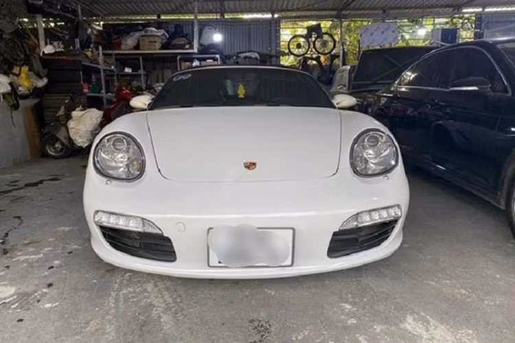 Đối với năm mô hình 2007 trở về sau, hãng xe Porsche đã giúp Boxster nhận được một động sửa đổi để giúp xe có công suất mới lên đến 242 mã lực cùng với đó là thời gian đua nước rút từ vị trí đứng yên lên 100 km/h được rút xuống 6,1 giây trước khi đạt vận tốc tối đa 258 km/h.