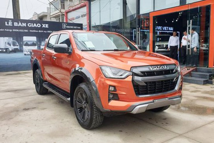 Sau khi Mazda BT-50 bị tạm ngừng bán tại Việt Nam từ đầu năm, Isuzu D-Max trở thành mẫu xe bán chậm nhất phân khúc xe bán tải với doanh số mỗi tháng chỉ vài chiếc. Mực dù mẫu xe này thường xuyên có ưu đãi lớn tại đại lý, nhưng chừng đó chưa đủ thu hút người dùng.