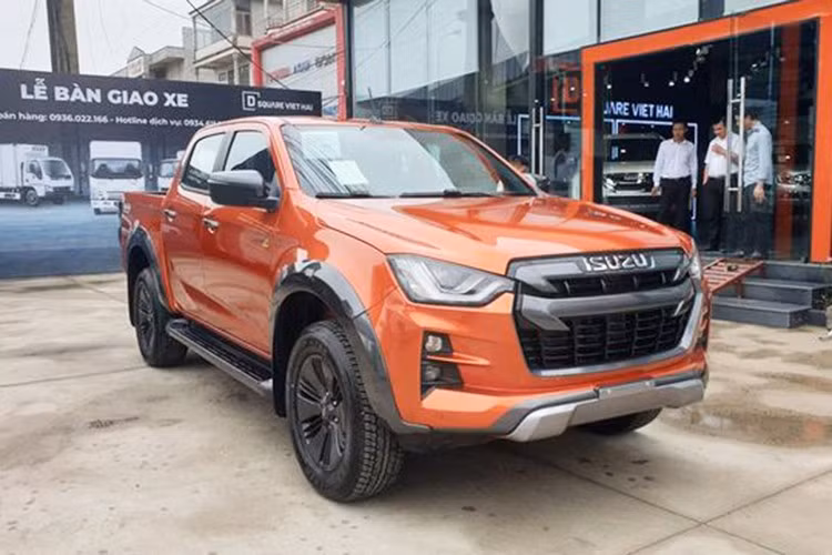 Sau khi Mazda BT-50 bị tạm ngừng bán tại Việt Nam từ đầu năm, Isuzu D-Max trở thành mẫu xe bán chậm nhất phân khúc xe bán tải với doanh số mỗi tháng chỉ vài chiếc. Mực dù mẫu xe này thường xuyên có ưu đãi lớn tại đại lý, nhưng chừng đó chưa đủ thu hút người dùng.