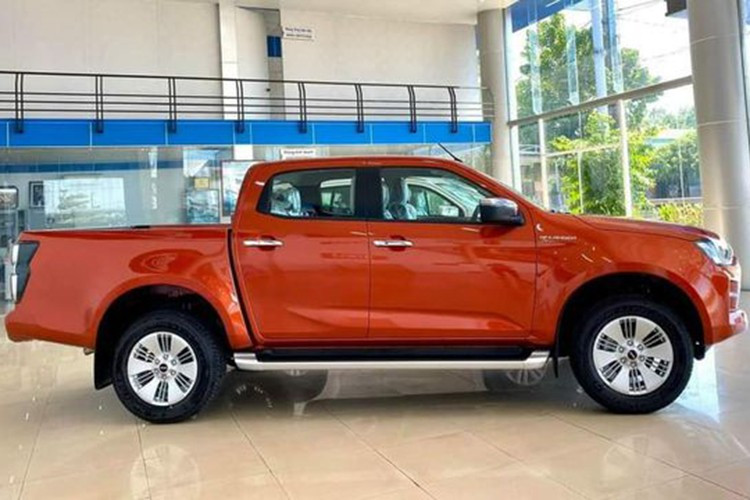Trang bị an toàn của Isuzu D-Max Type Z có điểm nhấn là cảnh báo điểm mù, hỗ trợ đỗ xe trước/sau... không có hệ thống an toàn chủ động như Ford Ranger hay Toyota Hilux.