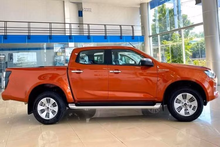 Trang bị an toàn của Isuzu D-Max Type Z có điểm nhấn là cảnh báo điểm mù, hỗ trợ đỗ xe trước/sau... không có hệ thống an toàn chủ động như Ford Ranger hay Toyota Hilux.