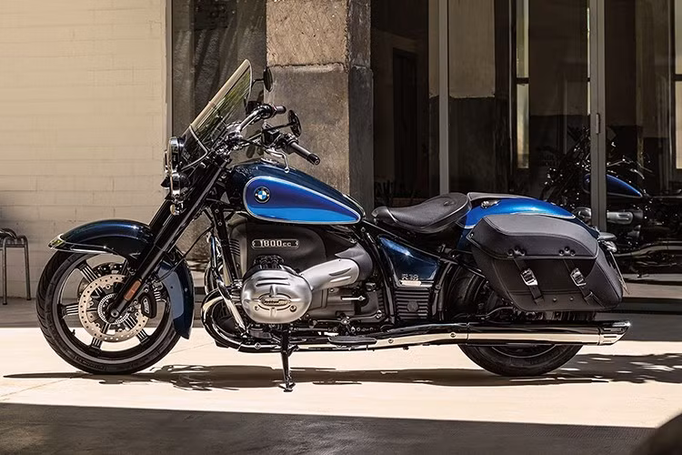 Hệ thống giảm xóc sau cũng được điều chỉnh lại để phù hợp với thiết kế bánh sau mới, giúp xe vận hành êm ái hơn khi di chuyển trên các hành trình dài. BMW còn bổ sung cổng sạc USB-C, phù hợp với các thiết bị hiện đại – một chi tiết nhỏ nhưng thực dụng cho những ai yêu thích du lịch xa.