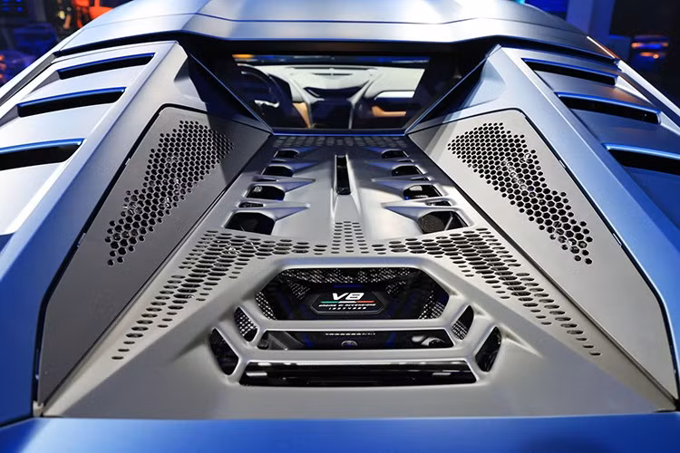 Cung cấp sức mạnh cho Temerario là hệ truyền động plug-in hybrid (PHEV), gồm động cơ xăng V8 4.0L tăng áp kép, công nghệ Hot V, cho công suất 800 mã lực tại vòng tua từ 9.000 đến 9.750 vòng/phút và mô-men xoắn cực đại 730 Nm trong dải 4.000–7.000 vòng/phút.