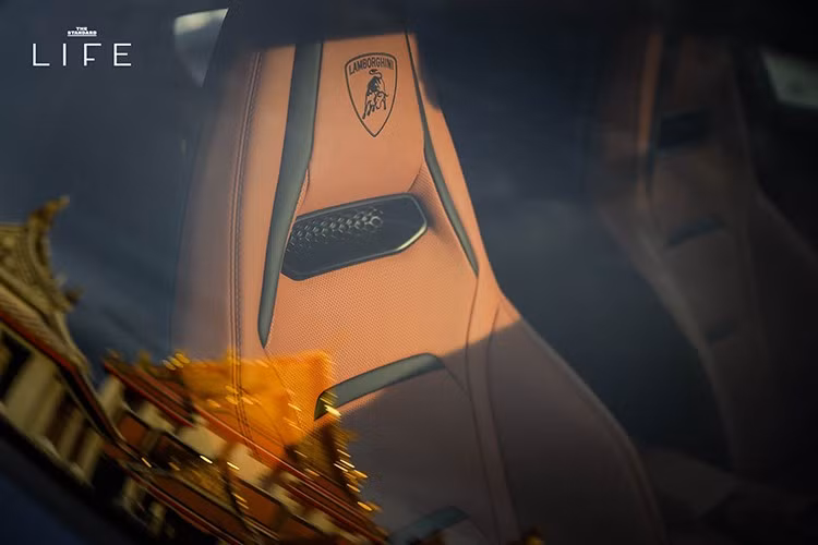 Ngoài ra bộ phận cá nhân hóa cho phép khách hàng tùy chọn 4 mẫu đường chỉ khâu ghế khác nhau, màu sắc không giới hạn. Đối với ngoại thất, có hơn 400 màu sắc và lớp sơn đặc biệt. La-zăng 20 inch phía trước và 21 inch phía sau, với các thiết kế la-zăng khác nhau.