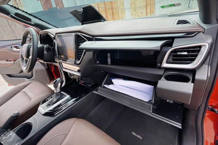 So với phiên bản mới ra mắt việt Nam tháng 10/2024, chiếc D-Max đời 2023 đang được xả tồn kho không có nhiều khác biệt do bản mới chỉ tinh chỉnh lại một chút ở phần đầu.