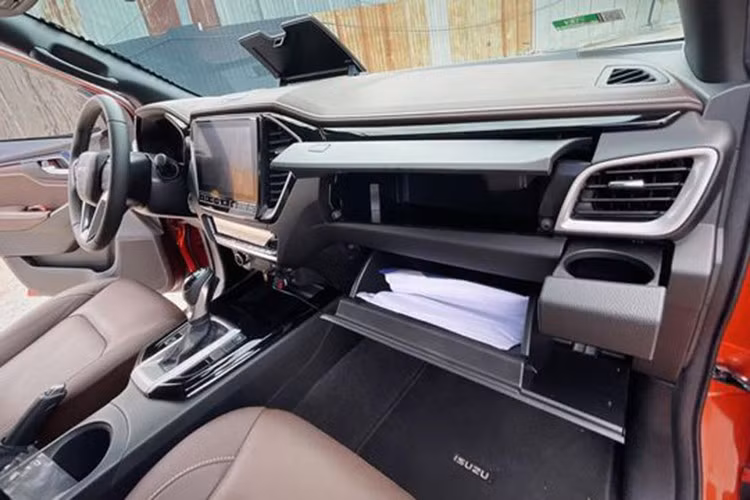 So với phiên bản mới ra mắt việt Nam tháng 10/2024, chiếc D-Max đời 2023 đang được xả tồn kho không có nhiều khác biệt do bản mới chỉ tinh chỉnh lại một chút ở phần đầu.