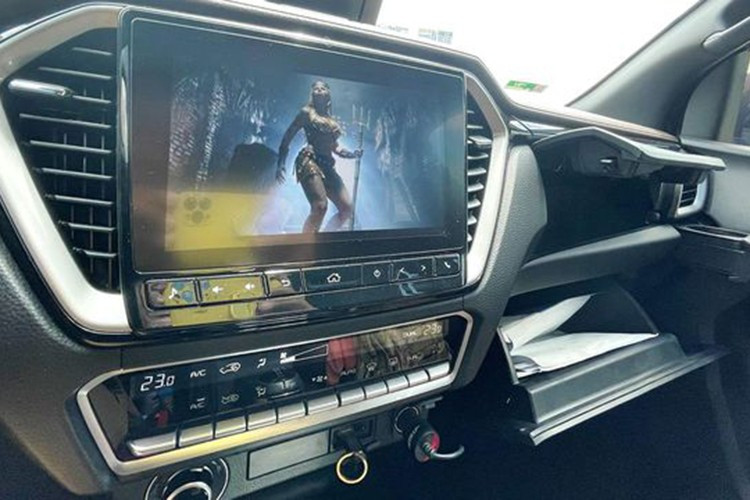 suzu trang bị cho D-Max Prestige 4x2 AT những trang bị tiêu chuẩn bao gồm: Đèn bi-LED tích hợp LED ban ngày, màn hình cảm ứng 7 inch trung tâm, ghế ngồi bọc nỉ chỉnh cơ, điều hoà cơ, âm thanh 4 loa, vô-lăng nhựa và chỉ có 2 túi khí.