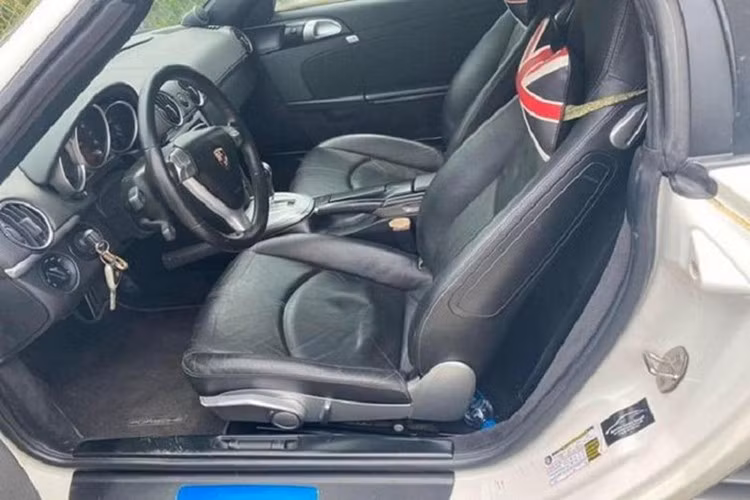 Sức mạnh của xe thể thao mui trần Porsche Boxster đời 987 ban đầu là khối động cơ 6 xy-lanh nằm ngang, dung tích 2.7 lít sản sinh ra công suất tối đa 236 mã lực.