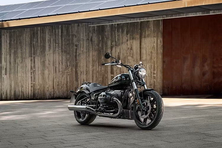 Các chi tiết hoàn thiện như cụm đèn trước tròn, bộ ống xả kép và logo BMW kim loại nổi bật vẫn được giữ nguyên, tôn lên sự sang trọng. Yên xe trên R18 2025 được thiết kế lại với lớp đệm dày hơn, êm hơn, cùng chiều cao nâng thêm khoảng 28 mm, giúp tư thế ngồi thoải mái hơn cho người lái cao lớn.