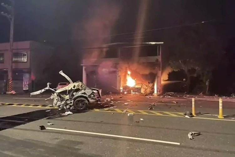 Vào khoảng 1 giờ 13 phút rạng sáng ngày 26/6/2025 vừa qua, trên đoạn số 500 đường Trung Sơn Đông, khu Tân Ốc, thành phố Đào Viên, Đài Loan, đã xảy ra một vụ tai nạn kinh hoàng. Camera giám sát của nhà dân bên đường đã quay lại được một phần diễn biến của vụ tai nạn này.