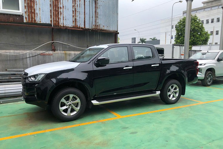 Nhờ đó, giá xe Isuzu D-Max bản một cầu số tự động giảm về 580 triệu đồng. Một mức giảm sâu hiếm thấy từ đầu năm đến nay. Hồi đầu năm, những chiếc Isuzu D-Max này được đại lý áp dụng ưu đãi khoảng 55-60 triệu đồng.