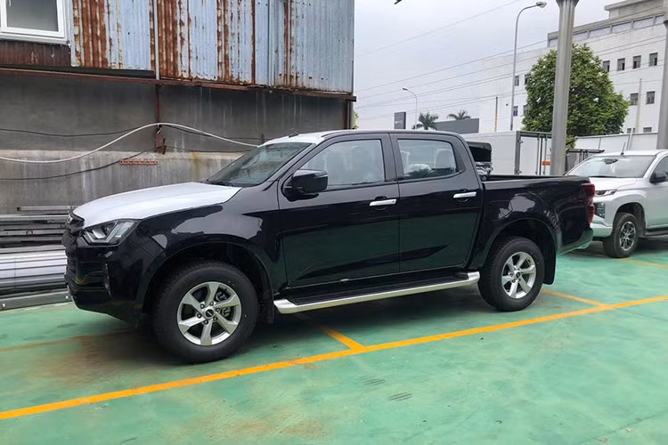 Nhờ đó, giá xe Isuzu D-Max bản một cầu số tự động giảm về 580 triệu đồng. Một mức giảm sâu hiếm thấy từ đầu năm đến nay. Hồi đầu năm, những chiếc Isuzu D-Max này được đại lý áp dụng ưu đãi khoảng 55-60 triệu đồng.