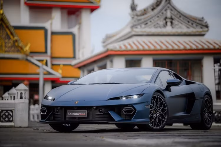 Theo đó, mức giá xe Lamborghini Temerario bán ra khởi điểm từ 23.760.000 Baht (tương đương 19,13 tỷ đồng). Đây là mẫu siêu xe hoàn toàn mới của thương hiệu Ý, đánh dấu bước tiến tiếp theo trong chiến lược điện khí hóa đầy tham vọng của hãng.