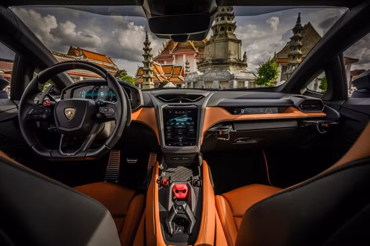 Nội thất áp dụng thiết kế "Cảm giác như một phi công" với công tắc Start/Stop màu đỏ được giữ lại. Chất liệu chính tạo nên gồm sợi carbon, da thật, và giả da. Vô-lăng ba chấu đáy phẳng tích hợp nhiều nút vật lý điều chỉnh nhanh. Xe trang bị ba màn hình gồm màn hình đa thông tin sau vô-lăng 12,3 inch, màn hình giải trí trung tâm 8,4 inch và màn hình cho ghế phụ 9,1 inch.