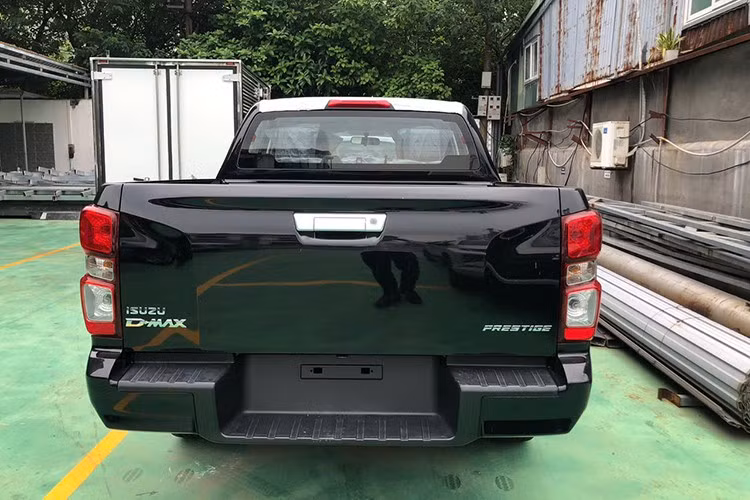 Với giá 580 triệu đồng, Isuzu D-Max AT trở thành lựa chọn đáng lưu tâm khi đặt cạnh các đối thủ cùng phân khúc như Ranger 4x2 AT có giá niêm yết 707 triệu đồng (trừ khuyến mại trước bạ vẫn còn trên dưới 650 triệu đồng), Toyota Hilux 4x2 AT có giá 706 triệu đồng, phiên bản Triton 2WD AT GLX có giá 655 triệu đồng.