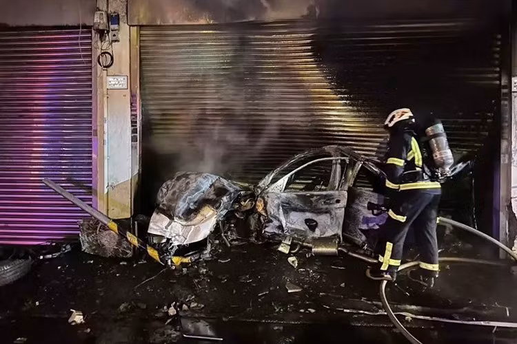 Vụ va chạm mạnh đã khiến chiếc xe bị vỡ làm đôi và bốc cháy. Một chiếc ô tô và một xe máy đang đậu trước cửa nhà dân cũng bị cháy lan. Sau khi nhận được tin báo, cảnh sát và cứu hỏa của thành phố Đào Viên đã điều động lực lượng lớn đến hiện trường. Tổng cộng, đã có 24 cảnh sát và lính cứu hỏa, 7 xe chữa cháy cùng 3 xe cứu thương có mặt tại hiện trường. Ngọn lửa được dập tắt trong vòng 20 phút.