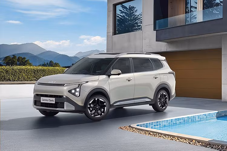 Dù là xe điện, Carens Clavis EV vẫn kế thừa gần như đầy đủ các tiện nghi của phiên bản động cơ xăng, bao gồm: Màn hình đôi kích thước lớn, kết nối Apple CarPlay và Android Auto không dây, ghế lái chỉnh điện 4 hướng, ghế trước thông gió, hệ thống lọc không khí thông minh, dàn âm thanh 8 loa Bose, cửa sổ trời toàn cảnh, điều khiển xe từ xa qua ứng dụng điện thoại...