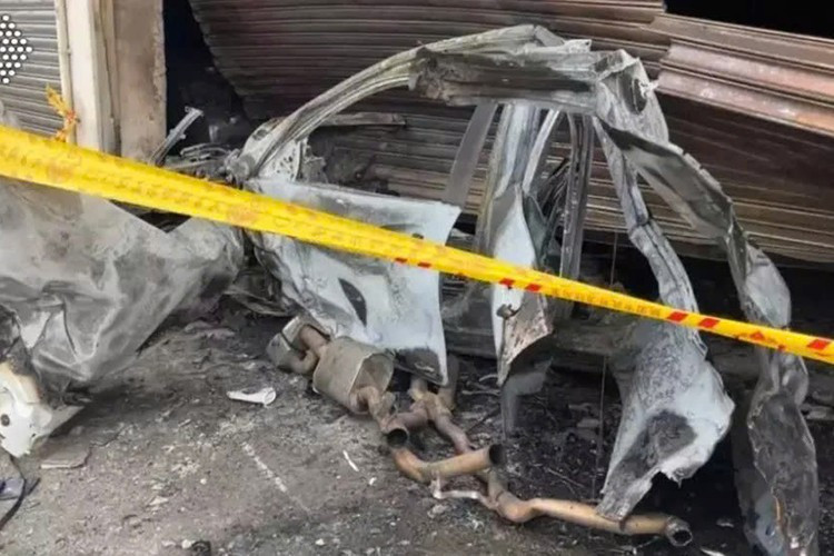 Tại hiện trường vụ tai nạn, các mảnh vỡ của chiếc Mercedes-Benz C-Class nằm vương vãi khắp nơi. Một nửa thân xe nằm ở trước cửa nhà dân, khoang động cơ và khoang lái bốc cháy trơ khung. Trong khi đó, nửa còn lại văng ra giữa đường. Tổng diện tích của vụ cháy rơi vào khoảng 21 mét vuông trong khi thiệt hại tài sản ước tính khoảng 205.000 Đài tệ (tương đương 185 triệu đồng).