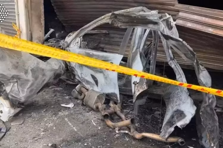 Tại hiện trường vụ tai nạn, các mảnh vỡ của chiếc Mercedes-Benz C-Class nằm vương vãi khắp nơi. Một nửa thân xe nằm ở trước cửa nhà dân, khoang động cơ và khoang lái bốc cháy trơ khung. Trong khi đó, nửa còn lại văng ra giữa đường. Tổng diện tích của vụ cháy rơi vào khoảng 21 mét vuông trong khi thiệt hại tài sản ước tính khoảng 205.000 Đài tệ (tương đương 185 triệu đồng).