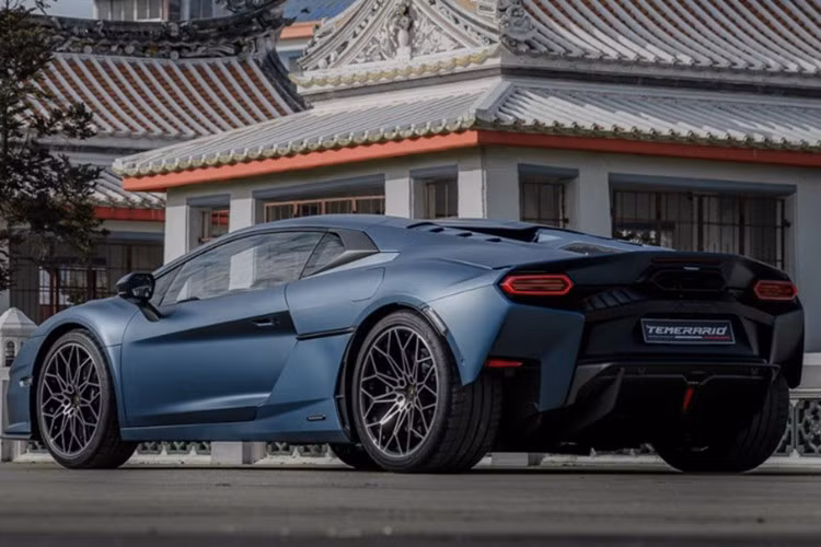 Khi kết hợp cùng 3 mô-tơ điện, tổng công suất toàn hệ thống đạt 920 mã lực, đi kèm hộp số ly hợp kép 8 cấp và hệ dẫn động hybrid sử dụng pin lithium-ion dung lượng 3,8 kWh. Với cấu hình này, Temerario có thể tăng tốc từ 0-100 km/h chỉ trong 2,7 giây, đạt 200 km/h trong 7,4 giây và vận tốc tối đa lên đến 343 km/h.