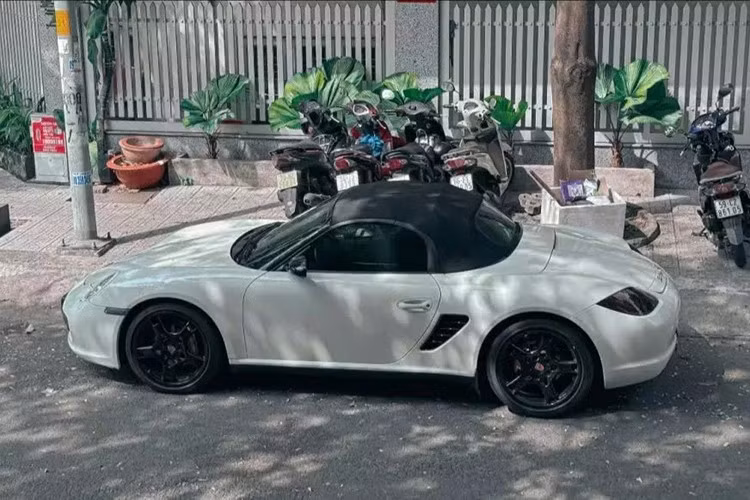 Rõ ràng là với các tay chơi xe thể thao nói chung, và dân chơi Porsche nói riêng, sở hữu 1 chiếc xe số sàn là mơ ước, đúng chất để trải nghiệm cảm giác rê côn vào số. Theo như chia sẻ của chủ nhân, 1 nhà sưu tập xe đã ngỏ giá rất tốt nhưng anh chưa có ý định bán lại, vì xe này quá hiếm, nên bán đi sẽ tiếc.