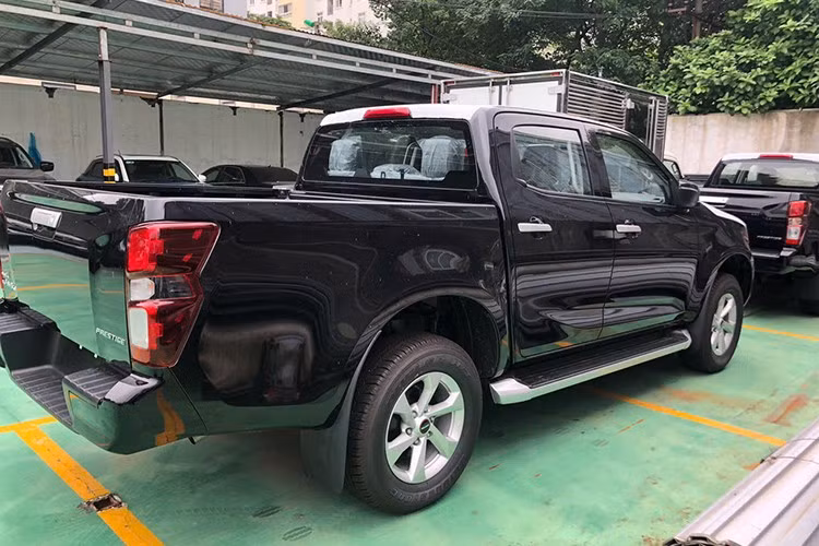 Theo thông tin chúng tôi mới cập nhật, một số đại lý tại Hà Nội đang chào bán xe Isuzu D-Max bản 4x2 AT Prestige sản xuất 2023 với mức giảm 100 triệu đồng so với giá niêm yết cũ.