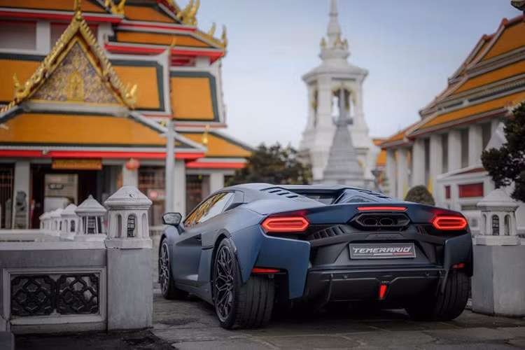 Xe sở hữu khung gầm và thân xe hoàn toàn bằng nhôm, giúp giảm trọng lượng mà vẫn đảm bảo độ vững chắc. Trọng lượng tổng thể của xe dừng ở mức 1.690 kg, con số ấn tượng đối với một mẫu siêu xe PHEV.