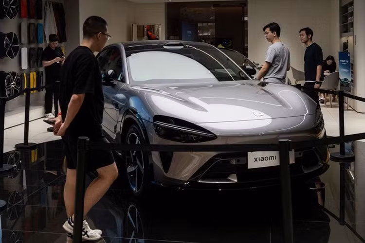 Xiaomi chính thức trình làng mẫu SUV điện đầu tiên của hãng YU7 tại thị trường Trung Quốc. Chỉ trong vòng 180 giây sau khi mở bán, mẫu xe này đã lập kỷ lục với hơn 200.000 đơn đặt trước. Chiếc SUV mới được định vị trong phân khúc trung và cao cấp, với ba phiên bản: Standard, Pro và Max, có giá lần lượt từ 35.000 USD đến 45.600 USD.