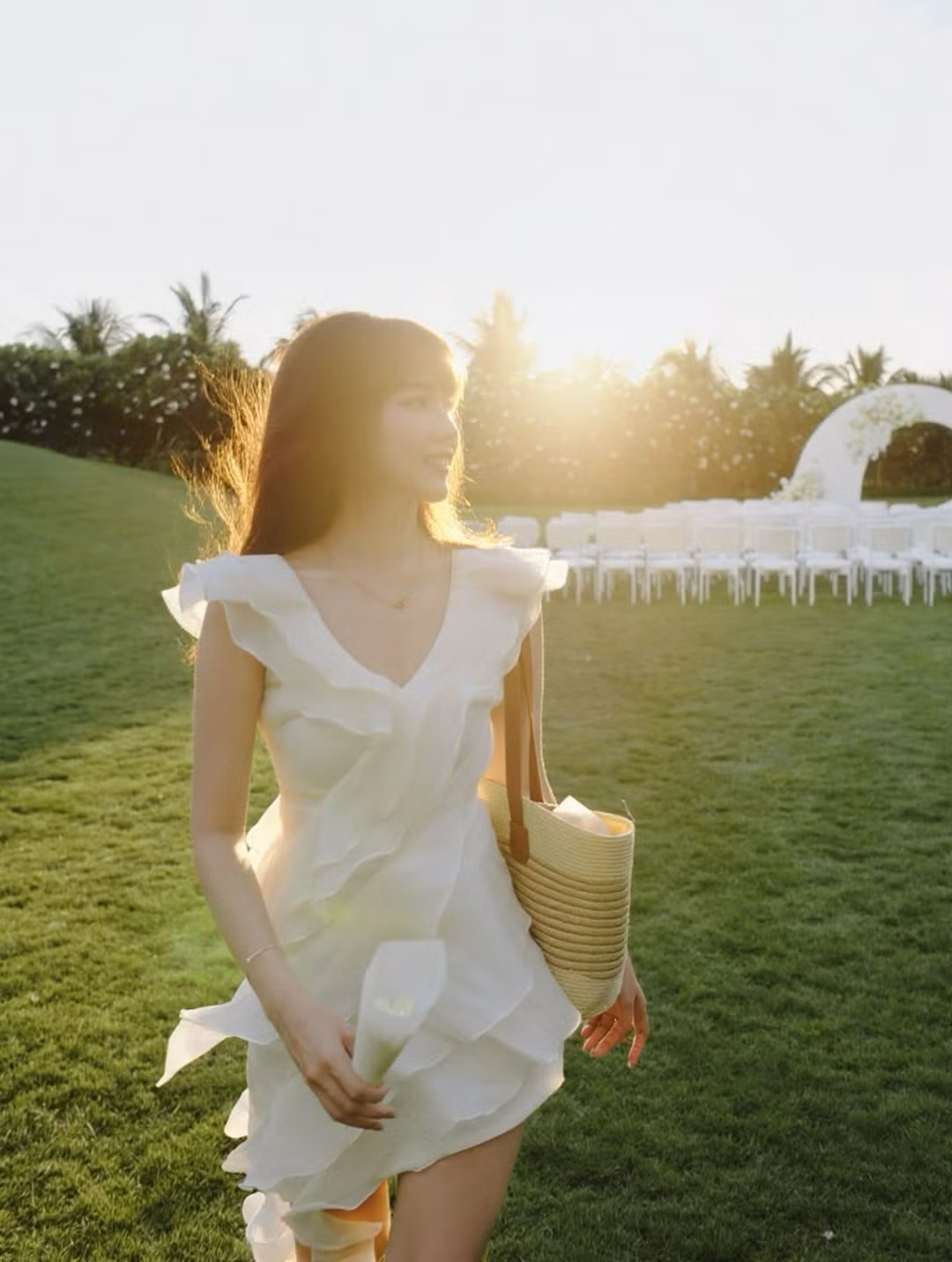 Trong những bức ảnh được chia sẻ, Kiều Trinh Xíu xuất hiện với phong cách nhẹ nhàng, tinh khôi. Không quá cầu kỳ hay phô trương, cô chọn những bộ trang phục đơn giản nhưng vẫn tôn lên vẻ đẹp tự nhiên, thanh thoát của mình.