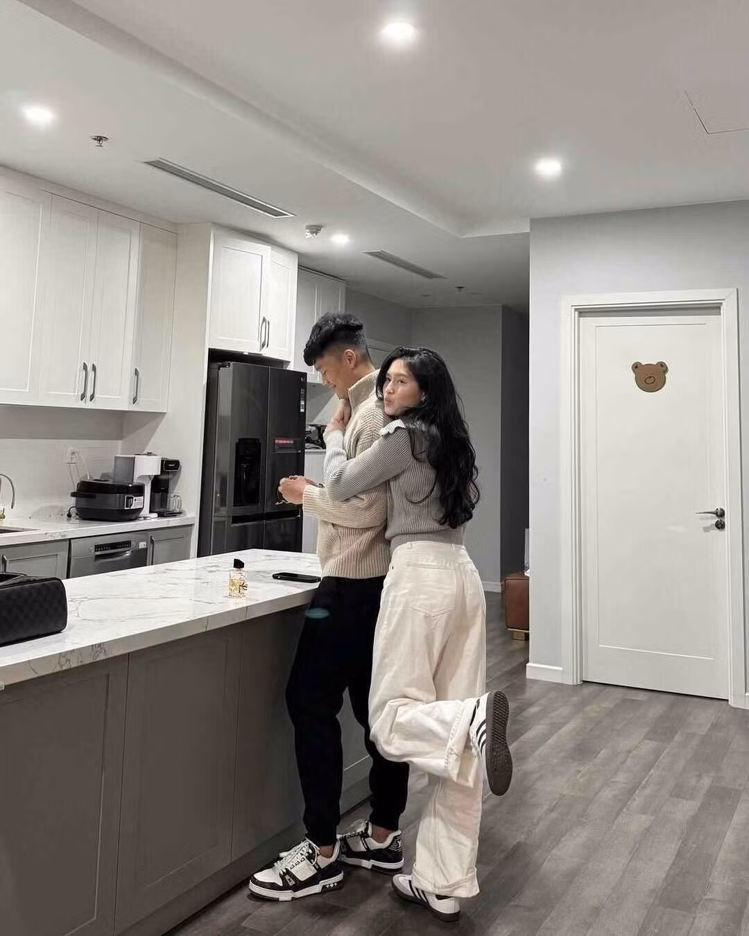 Nội thất bên trong toát lên sự sang trọng với tông màu kem – đen chủ đạo, điểm nhấn là trần nhà ốp gương tạo chiều sâu và hệ cửa kính lớn giúp đón ánh sáng tự nhiên.