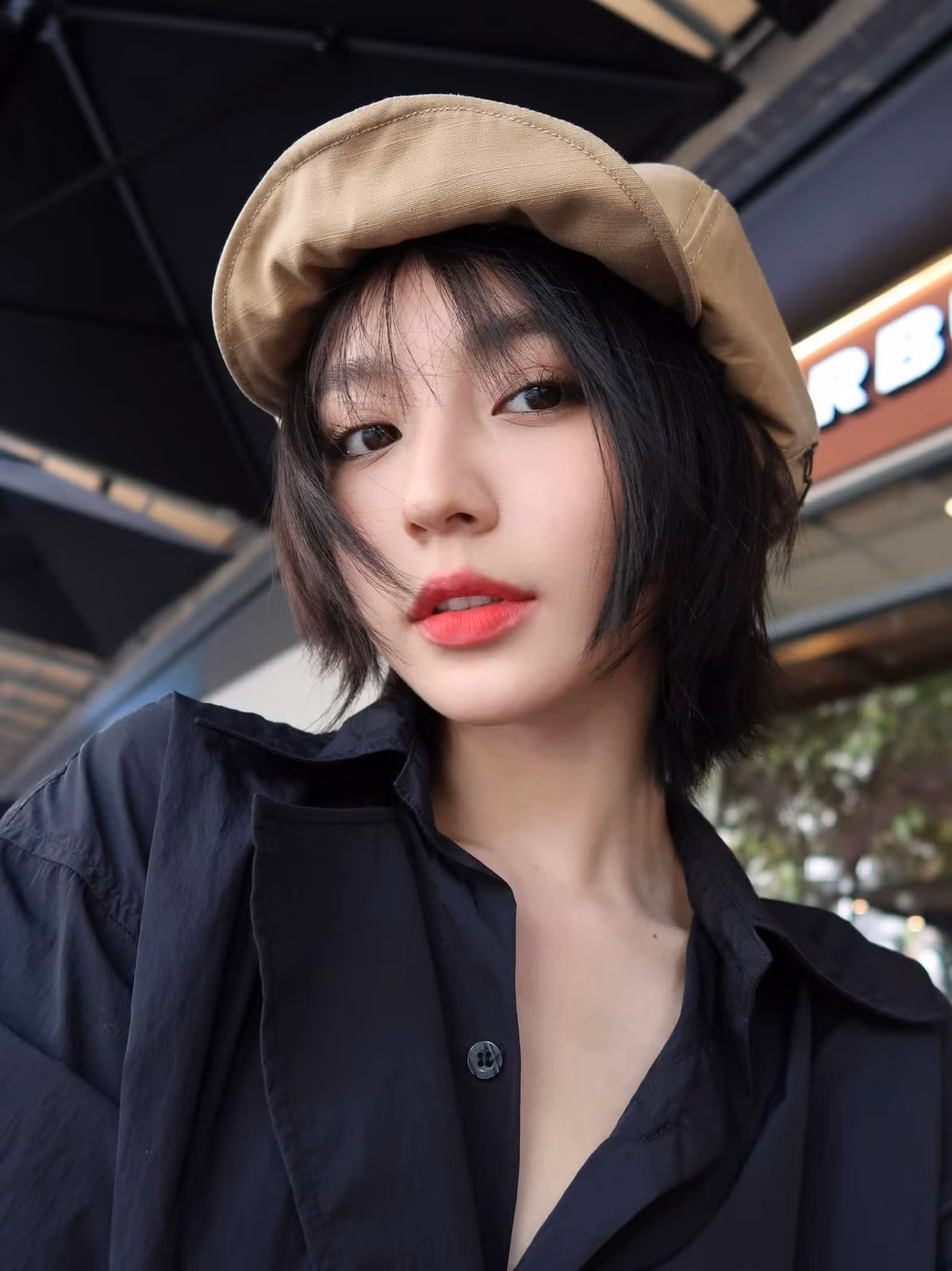 Sự thay đổi này không chỉ nhận được phản ứng tích cực từ người hâm mộ mà còn cho thấy Bâu Krysie đang hướng tới một hình tượng trưởng thành và đa dạng hơn trong mắt công chúng.