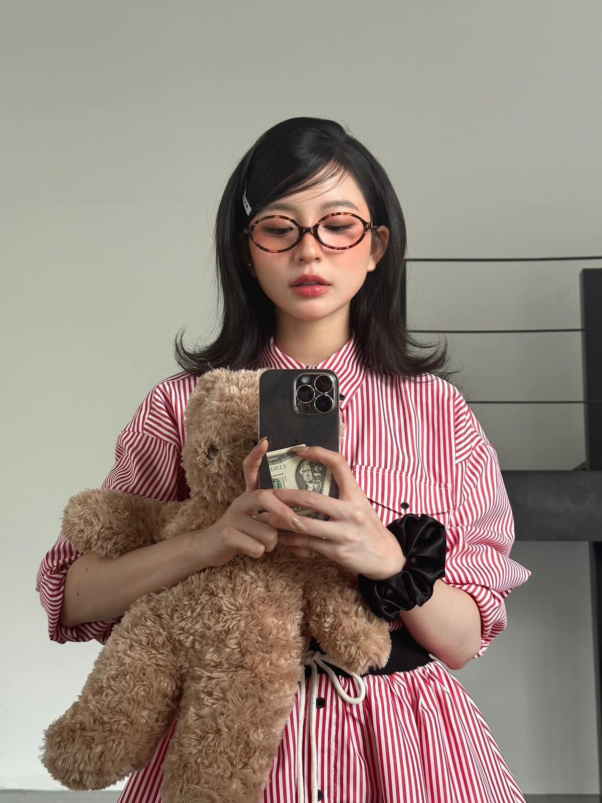 Bâu được biết đến với gương mặt V-line, sống mũi cao, làn da trắng, và cũng là nữ chính trong MV "Laylalay" của ca sĩ Jack. Ảnh sử dụng trong bài: Facebook nhân vật.