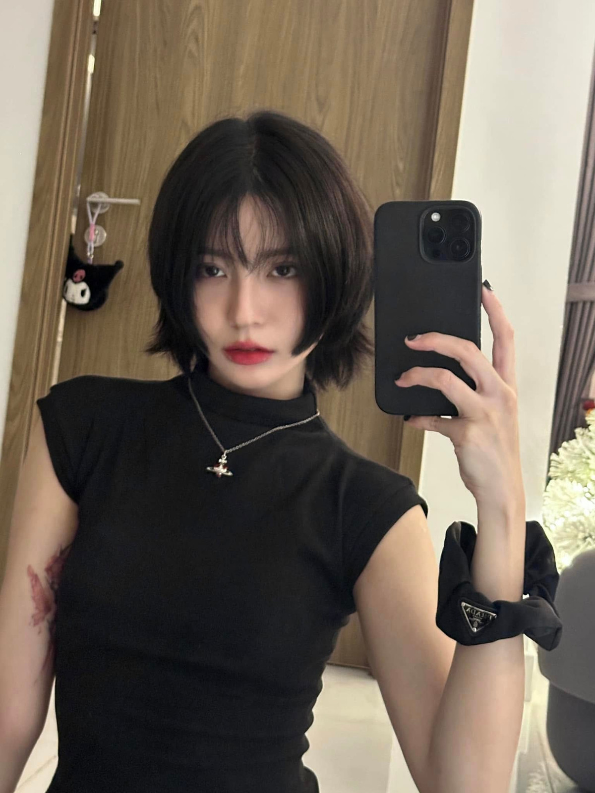 Mái tóc ngắn cá tính liệu có phải là dấu hiệu cho những dự định mới mẻ của hot girl này trong tương lai? Chắc chắn, với diện mạo mới, Bâu Krysie sẽ tiếp tục là cái tên được giới trẻ và truyền thông săn đón.