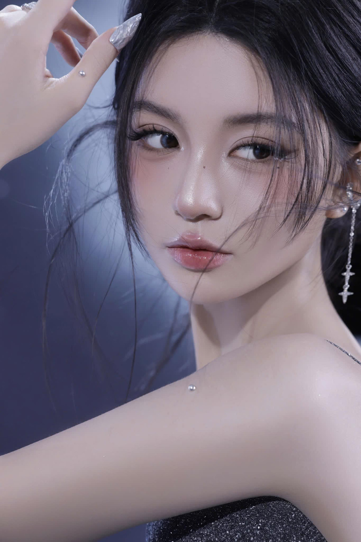 Bâu Krysie nổi tiếng với vẻ ngoài xinh đẹp, các nét hài hòa, "nữ thần mạng" và sở hữu lượng người theo dõi lớn trên mạng xã hội.