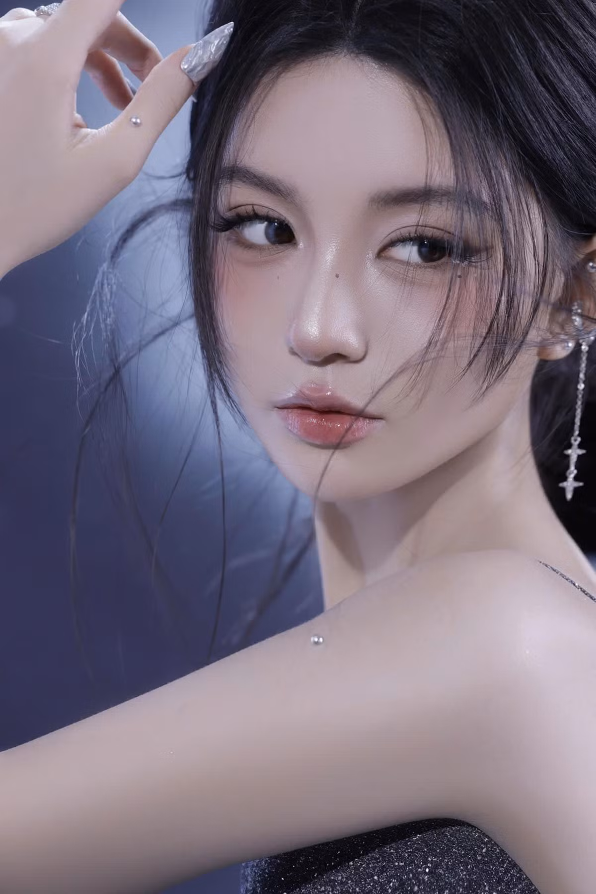 Bâu Krysie nổi tiếng với vẻ ngoài xinh đẹp, các nét hài hòa, "nữ thần mạng" và sở hữu lượng người theo dõi lớn trên mạng xã hội.