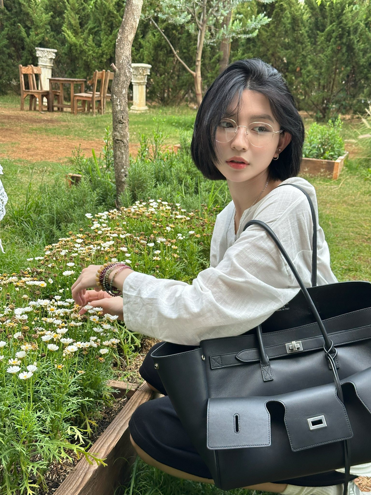 Nổi tiếng với vẻ đẹp ngọt ngào, dịu dàng cùng mái tóc dài thướt tha, hot girl Nguyễn Ngọc Phương Vy (thường được biết đến với biệt danh Bâu Krysie) mới đây đã khiến cộng đồng mạng một phen xôn xao khi xuất hiện với diện mạo hoàn toàn mới: mái tóc ngắn đầy cá tính.