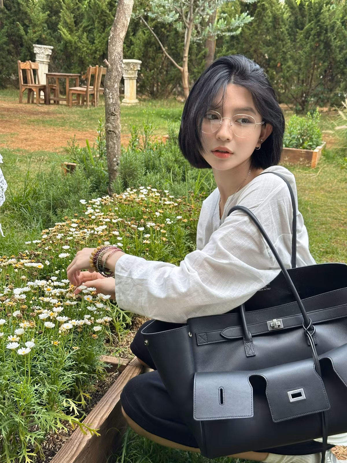 Nổi tiếng với vẻ đẹp ngọt ngào, dịu dàng cùng mái tóc dài thướt tha, hot girl Nguyễn Ngọc Phương Vy (thường được biết đến với biệt danh Bâu Krysie) mới đây đã khiến cộng đồng mạng một phen xôn xao khi xuất hiện với diện mạo hoàn toàn mới: mái tóc ngắn đầy cá tính.