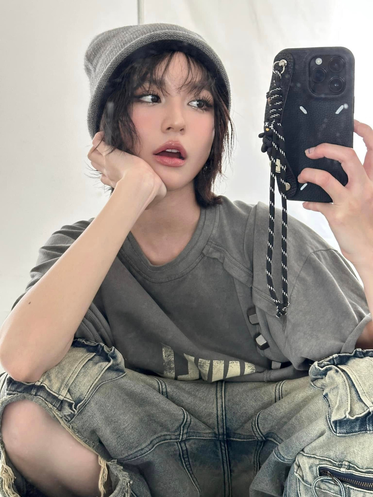 Thay vì vẻ đẹp "nàng thơ" quen thuộc, tóc ngắn đã giúp Bâu Krysie toát lên vẻ năng động, mạnh mẽ và không kém phần quyến rũ. Gương mặt thanh tú của cô cũng được tôn lên rõ rệt hơn.