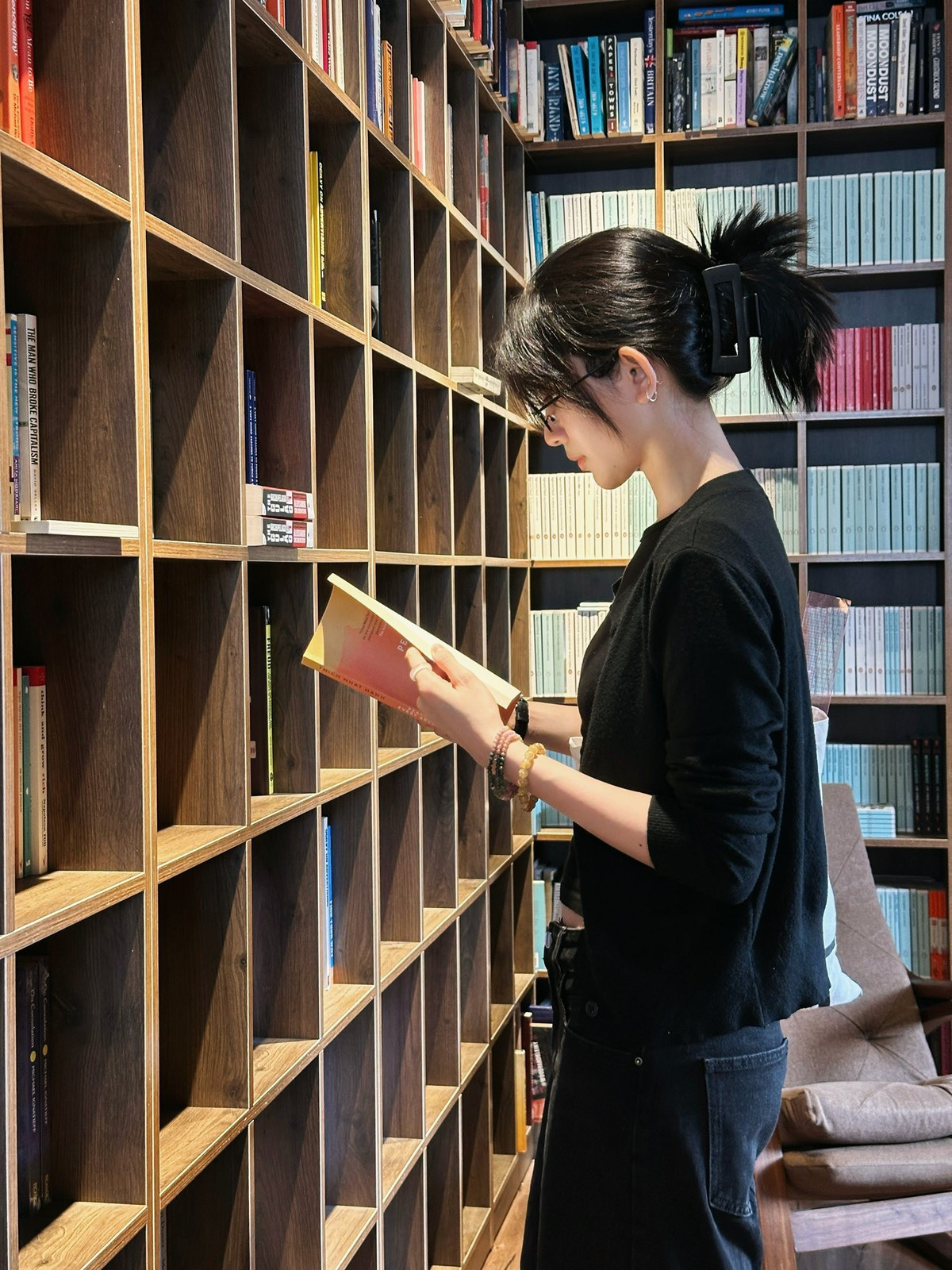 Hình ảnh Bâu Krysie với mái tóc ngắn ngang vai, được cắt tỉa hiện đại đã nhanh chóng lan truyền và nhận về vô số lời khen ngợi. Nhiều người hâm mộ bày tỏ sự bất ngờ và thích thú trước sự thay đổi táo bạo này của cô.